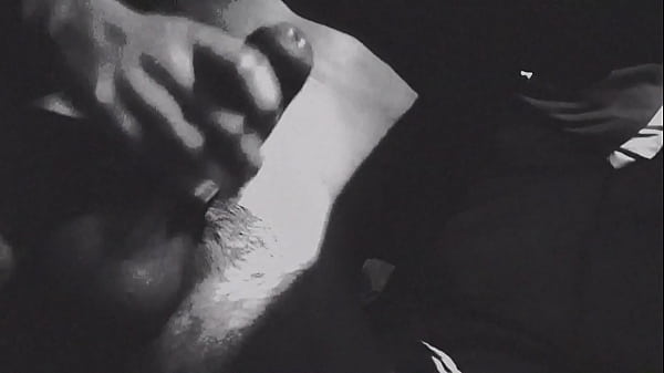 Il giovane cileno viene mentre geme