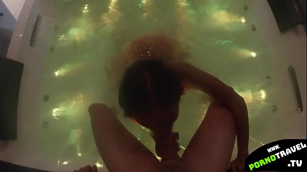 fai questa calda asiatica nella Jacuzzi