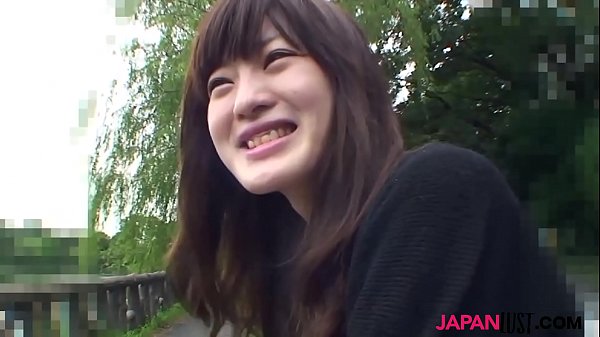 Adolescente japonesa Aki Tajima follada por una polla asiática cruda