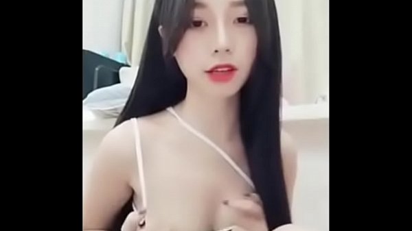 美丽的亚洲女孩打电话