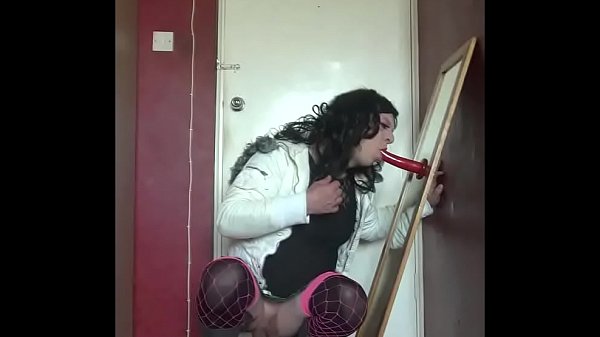 Il crossdresser bisessuale Mark Wright ha detto che se venissi a scopargli il culo come in questo video ti succhierebbe il cazzo e ingoierebbe la tua sborra