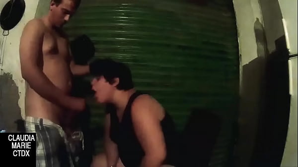 Mamada dura detrás de la persiana cerrada