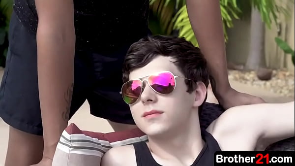 Als der Junge seinen Stiefbruder am Pool faulenzen sieht, beschließt er, sich ihm anzuschließen und ihn um eine Massage zu bitten