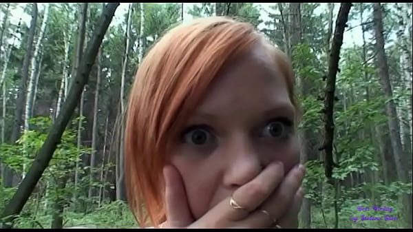 寻找蘑菇的女孩看到一位大奶老太太和她的老丈夫做爱，非常兴奋