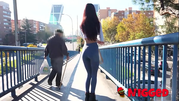 ATTENZIONE! Piccola ragazza accetta la DOPPIA PENETRAZIONE da uomini neri con cazzi enormi. Sofia Sweet Secrets su Nigged