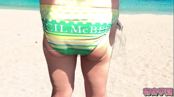 Schöner Teenie zieht Amateur aus