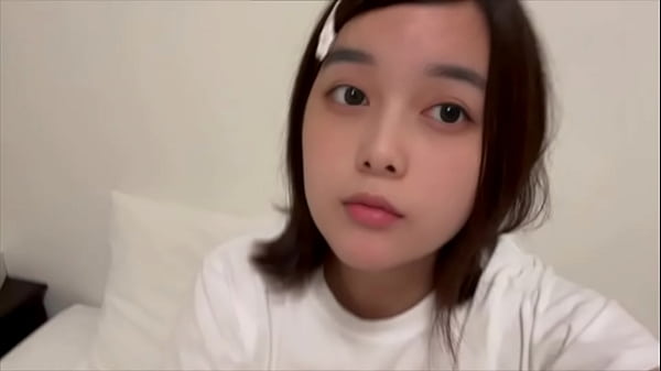 Ein perverses College-Mädchen schnüffelt nach dem Baden an der stinkenden Hose ihres Freundes und masturbiert mit einem Muschi-Lutschspielzeug.