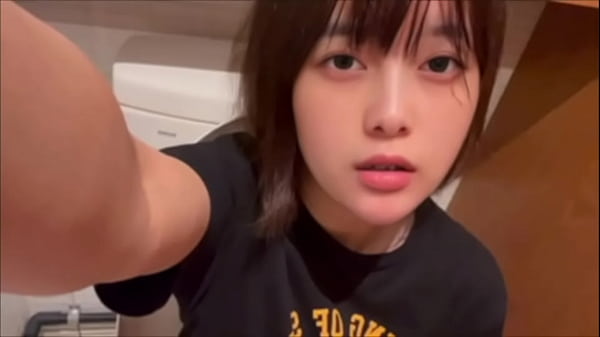 Ein College-Mädchen geht zum Empfang einer Freundin und redet mit vielen Männern, wird dabei so geil, dass sie nach Hause kommt und direkt vor der Haustür leise masturbiert.