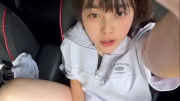 Eine Studentin masturbiert, während sie sich einen großen Penis in die Muschi steckt, nachdem sie auf dem Stuhl ihres Vaters gebadet hat.