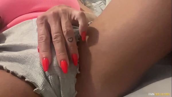 Calda MILF con CLIT&Oacute_RIS GRANDE si masturba e viene deliziosamente mentre guarda la TV&ndash_ Fabi Drumond