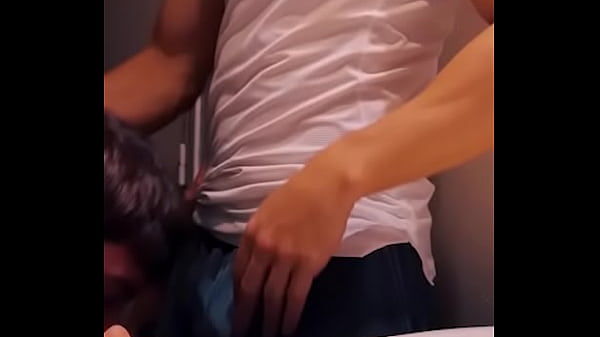 La despedida de soltero de mi mejor amigo hetero termina follándome el culo salvajemente