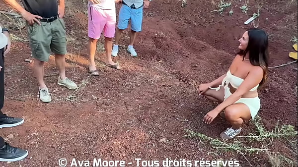 Belle amatrice française se fait baiser par un groupe d'inconnus dans les bois