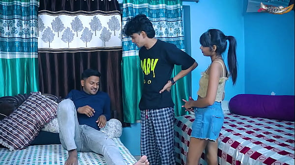 DESI VERGINE RAGAZZA HARDCORE SCOPA CON I SUOI ​​DUE AMICI QUANDO ERA SOLA A CASA FILM COMPLETO (AUDIO HINDI)