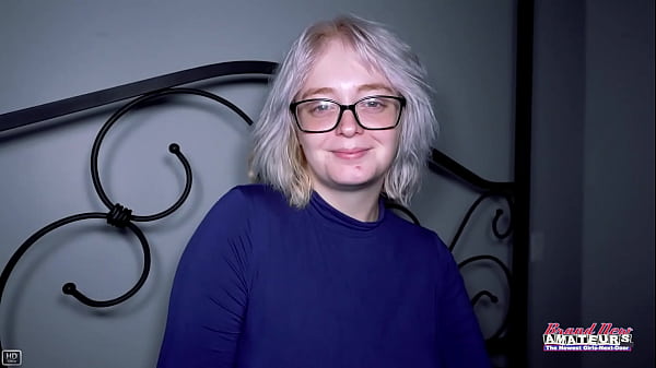 La bionda tettona Annie Archer si fa scopare la fica e il culo stretto a pecorina!