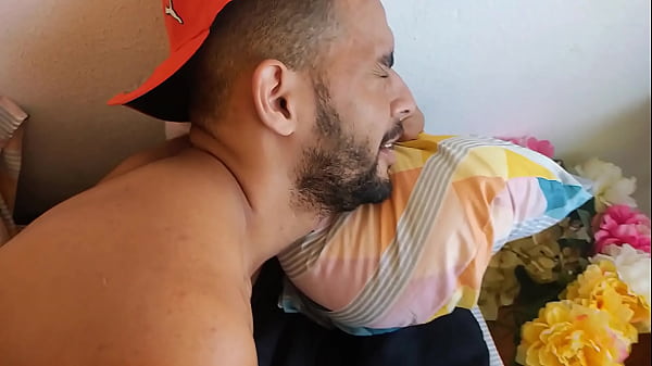 O PARCEIRO ME DEU BRINQUEDO PARA BRINCAR E DEPOIS COLOCOU O PAU DENTRO.