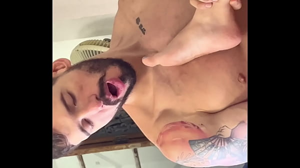 Giovane ragazza bianca fa sesso con un uomo con un grosso cazzo arrapato - Se ne va