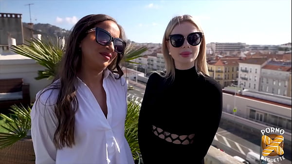 Lara, das freche kleine Mädchen, isst Schwanz und Muschi