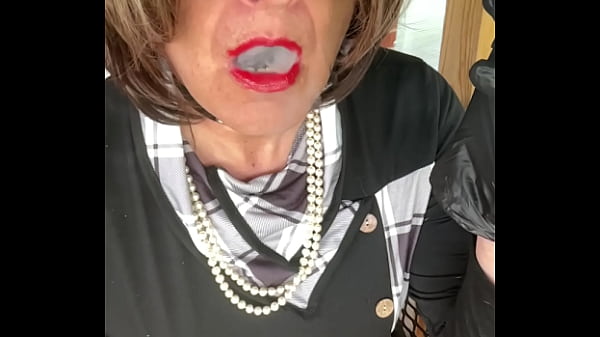 CD Nikki fumando al rallentatore