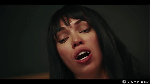 Octokuro Cosplays Vampirella - Vampiro lesbico arrapato con tette enormi ipnotizza Sata Jones nel sesso hardcore