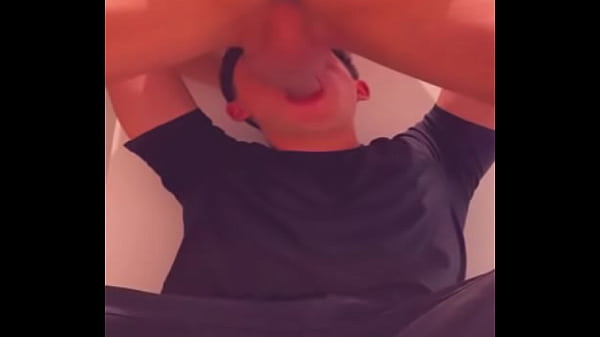 Junger, sportlicher Mann würgt mich in den Toiletten des reichen Cruising-Einkaufszentrums