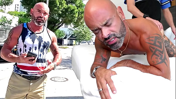 Alejandro Vega&rsquo_s Cum-Ngâm Hook-Up với Scott DeMarco