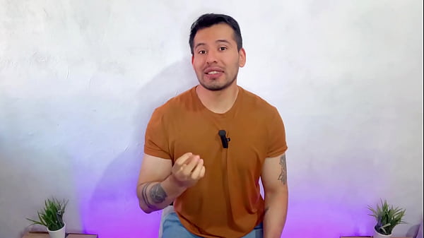 Begabte kubanische Militärpolizisten bekommen nachts in einer Gasse hinter einem Baum Oralsex von einem Mann. sexuelle Geschichte