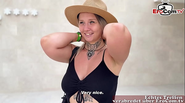 Hermosa Chica Adolescente actúa en la adolescencia