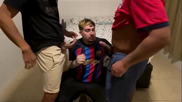 Ich wurde von meinen Fußballpartnern doppelt penetriert (VOLLSTÄNDIG AUF ROT)