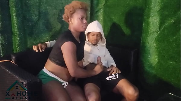 热辣的卡拉西卡在游泳结束后在泳池边骑着大鸡巴。