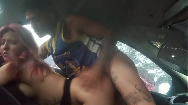 JOVENCITA CACHONDA ENTREGA EL CULO AL MEJOR AMIGO DE SU NOVIO CUANDO LE DIO UN AVENTON A SU CASA - SEXO EN EL COCHE