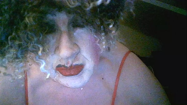 La salope fumeuse Sarah se prépare pour une soirée de dogging, tu baiserais cette salope ? Elle adore la bite, n'importe quelle bite