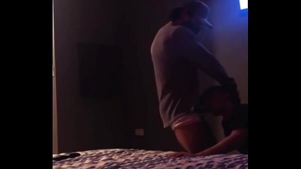 Ich lade den Nachbarn ein, etwas zu trinken und sich Serien auf Netflix anzusehen, und am Ende fickt er mich ohne Sattel