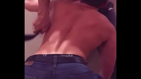 Me folla después de unos tragos y experimenta conmigo