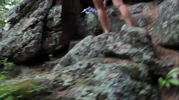 Femme chaude nue en plein air. Fétiche voyeur. Promenade nue