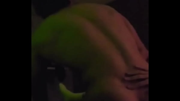 El activo atlético de escultural espalda se deja tocar el culo por primera vez