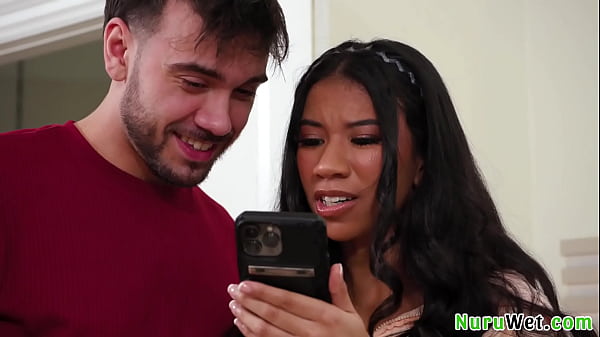 Massage sexy Une ado s'exhibe