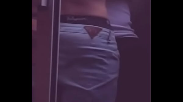 Il ragazzo curioso dopo la peda mi fa provare di nascosto il suo cazzo