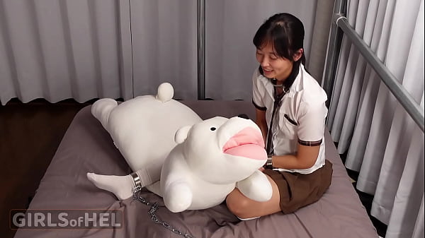 Cutie encadenada se hace correrse con juguetes