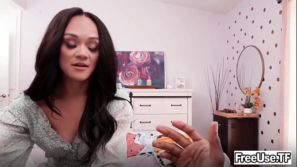 Kann er den Arsch seiner Stiefmutter öffnen?