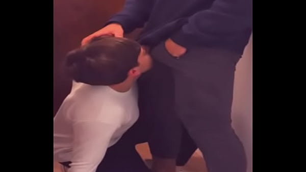 Il fattorino della pizza mi scopa senza pietà