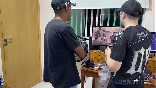 Nerd kid, tu ne vois pas un Motoboy qui veut s'asseoir sur la bite du travailleur