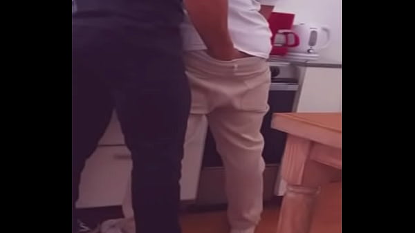 El fontanero me folla por una propina extra, me arregla la pipa y la pipa en el culo