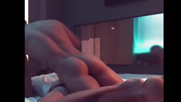 Il mio CU&Ntilde_4D0 mi prova il culo per la prima volta mentre il suo amante è in viaggio