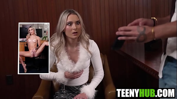 Hermosa jovencita se desnuda