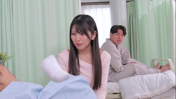 Parte 2: ¿¡Mi novia vino a visitarme a la cama de al lado y era mi tipo, así que comencé a acosarla sexualmente a través de la cortina y se excitó!? Su novio estaba en el hospital y no podía moverse, así que le di un montón de crema.