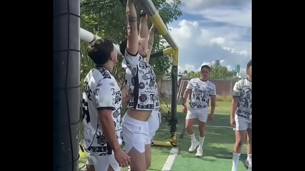 L'équipe de foot, avec l'aide du soleil, des chevaux et de la sueur, finit par se clouer