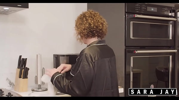 Consegna di latte extra cremoso! Sara Jay viene scopata da Hollywood!