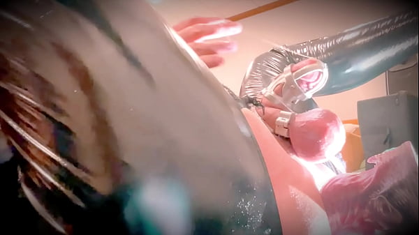 Jett Hoover fickt maschinell im Keuschheitsgürtel, spritzt mitten im Fick auf den Dildo und den Arsch und fickt sich dann noch härter bis zum zweiten Orgasmus