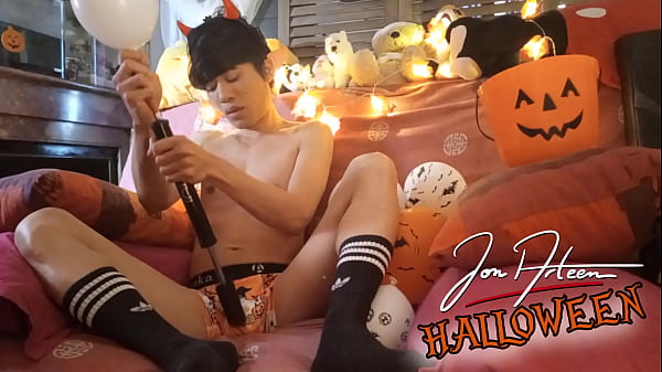 Halloween Jon Arteen gonfia i palloncini e finisce per pompare il suo cazzo finché non eiacula la sua sborra addosso Ahegao