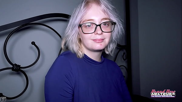 Annie Archer, studentessa bionda platino, fa un pompino e si fa sfondare il manicotto bagnato!